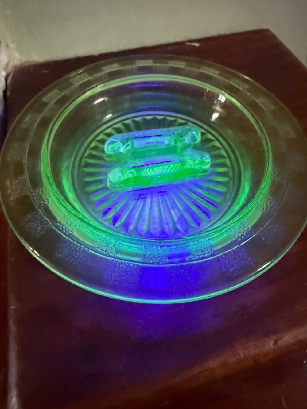 Vintage 30's Hazel Atlas Green Uranium Glass Ashtray With Matchbook Holder 4" - Picture 9 of 9